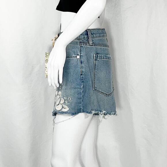 Chelsea & Violet Gaj Lt Blue White Floral Embroidery Frayed Jean Shorts Sz31 NWT - Picture 8 of 16